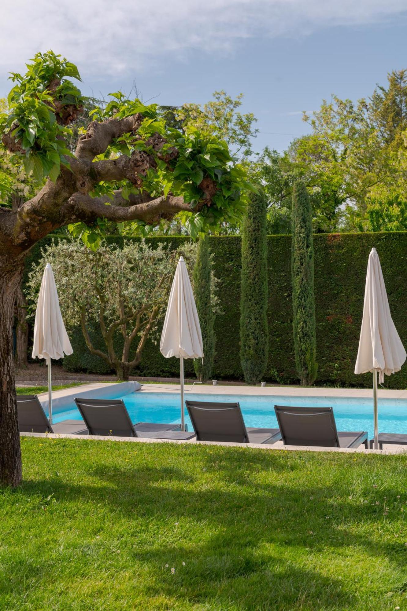 Villa Carini With 3000 Mq Garden & Heated Pool Castelnuovo del Garda Exterior photo