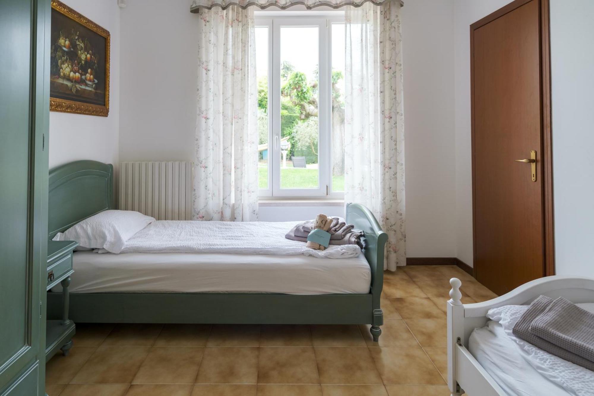 Villa Carini With 3000 Mq Garden & Heated Pool Castelnuovo del Garda Exterior photo