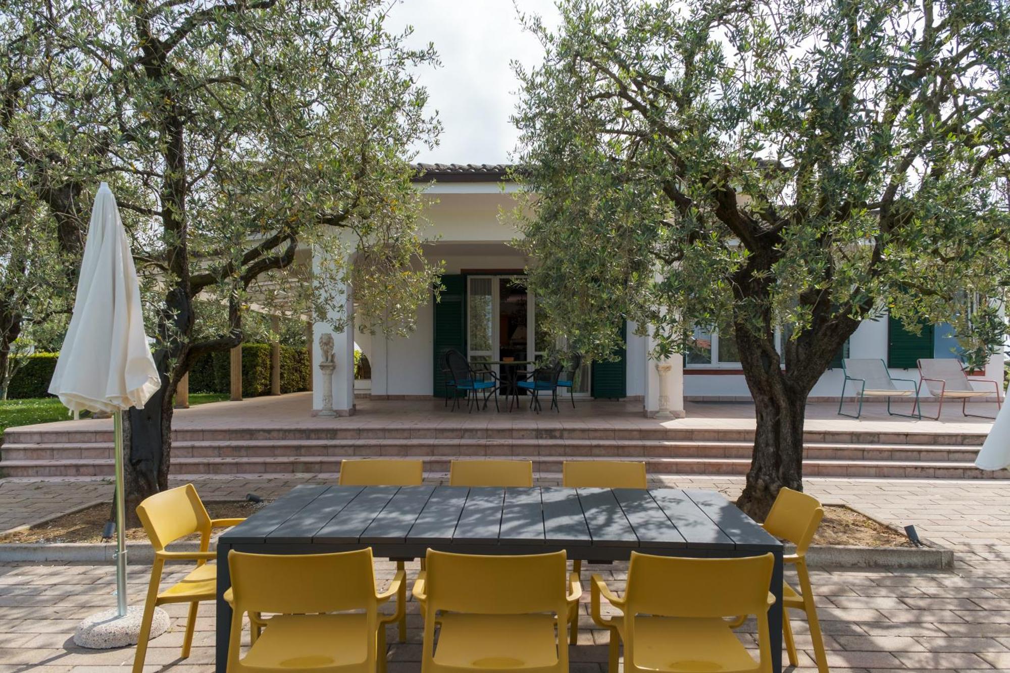 Villa Carini With 3000 Mq Garden & Heated Pool Castelnuovo del Garda Exterior photo